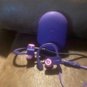 Power beats Bluetooth earbuds